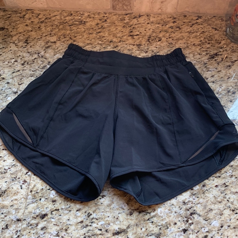 Lululemon Hotty Hot Low-Rise Lined shorts 4”